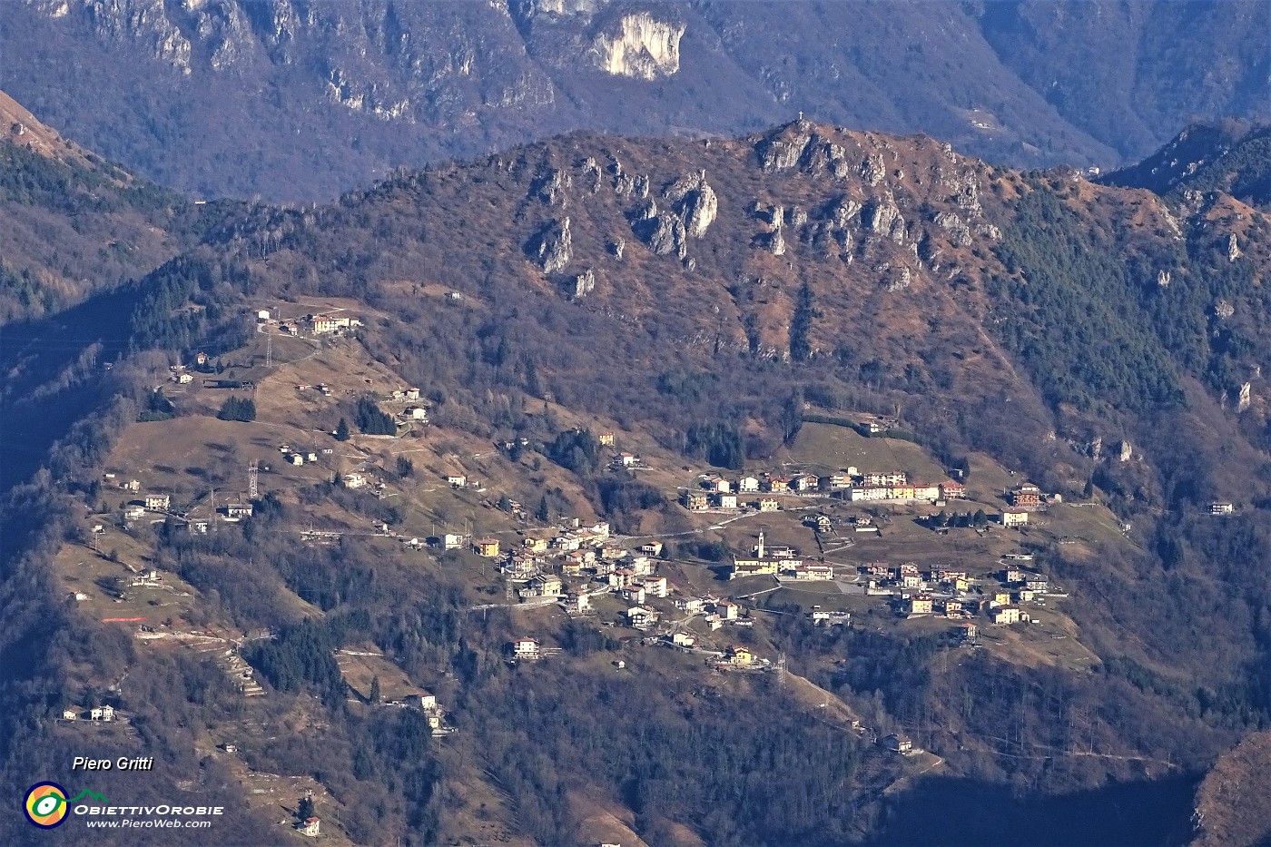 40 Zoom in Santa Croce con  il suo Monte Corno (1030 m).JPG